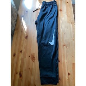 Tapered Nike therma training pants